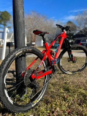 Bicicleta de montaña MONDRAKER FOXY CARBON RR MEDIANA. Poco uso, arañazos menores. Foto 1 de 4
