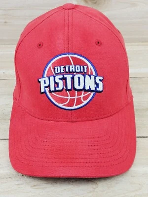 Gorra Detroit Pistons Ajuste Flexible Adidas NBA Baloncesto Rojo Parche Logo Spellout  Foto 1 de 4