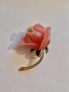 Vintage KENNETH JAY LANE GOLD TONE PINK LUCITE RHINESTONE ROSE BROOCH KJL - Picture 1 of 4