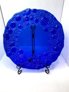Piatto vintage in vetro blu cobalto 15" zucche in rilievo decorazione raccolta uva - Foto 1 di 17