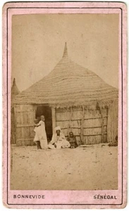 Cdv.Sénégal.Photographe Bonnevide.Indigènes devant une Case.Photo des Colonies. - Bild 1 von 2