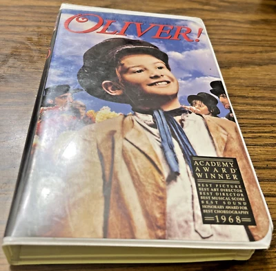 Oliver! VHS 1995 VCR Tape Charles Dickens 1968 Clamshell Twist Musical TESTED VG - Image 1 of 4