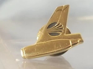 Vintage Continental Airlines Airplane Tail Fin Logo Lapel Pin Gold Tone - Picture 1 of 2