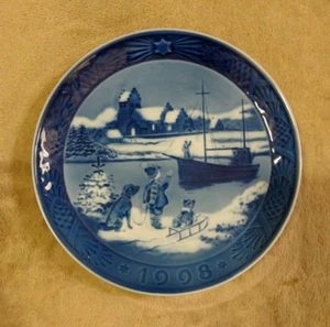 ROYAL COPENHAGEN Denmark Christmas Plate 1998 WELCOME HOME Boy Waiting for Boat - Picture 1 of 2