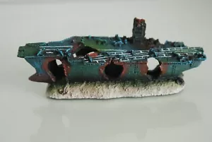 Acuario Pequeño Portaaviones y Ornamento Base de Roca 18 x 5 x 7 cms Barco de Guerra - Imagen 1 de 8