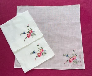3 mouchoirs en pur fil de coton brodés main  30 cm x 31 cm - Picture 1 of 3