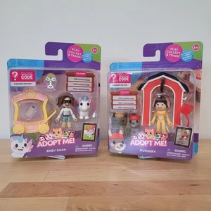 Adopt Me Baby Shop & Kinderzimmer Figur Spielsets Lot 2 Jazwares virtuelle Codes Geschenk - Bild 1 von 6