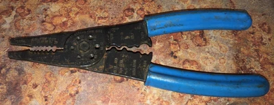 Klein Tools 1010 Nariz Larga Multi Herramienta Pelacables Cortadores de Alambre Prensado D27J Foto 1 de 3