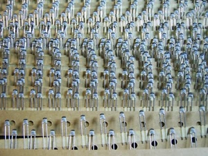 [100pcs] 8.2pF 100V +/-0.25pF NP0 THT CERAMIC CAPACITORS PHILIPS - Picture 1 of 1