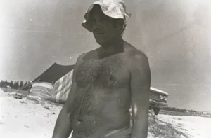 Hübscher hemdloser Kerl nackter Torso junger Mann gay int Vintage Foto UdSSR 2319 - Bild 1 von 3