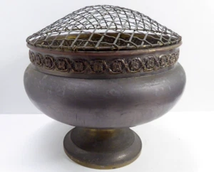VINTAGE BRASS EMBOSSED FLORAL RIM JARDINEER PLANTER POT URN ROSE BOWL - Picture 1 of 9
