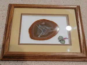 BEAUTIFUL HAND PAINTED HUMMINGBIRD ON SLICED AGATE FRAMED PRESENTATION 12" X 10" - Picture 1 of 3