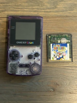 Sistema portátil Nintendo Game Boy color púrpura atómico con Super Mario Bros Deluxe Foto 1 de 4