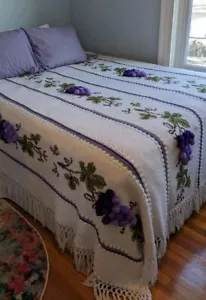 Rara coperta vintage fatta a mano in maglia bianca con uva viola larghezza 108" lunghezza 100" - Foto 1 di 11