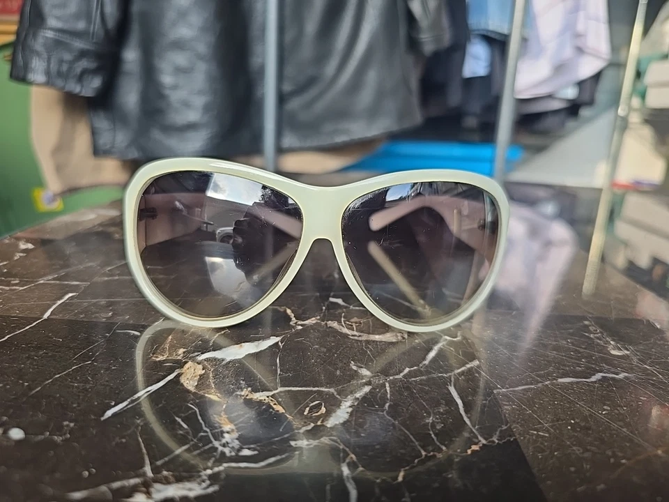 Gafas de sol Fendi para mujer blancas hechas en Italia falta pieza lateral Foto 1 de 4