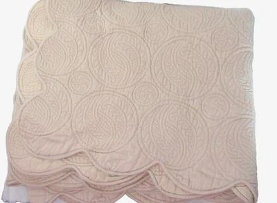 Cobertor Marshall Field’s Medallion acolchado bronceado/arena festoneado King Foto 1 de 4