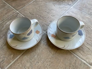 2 Sets Dansk Tivoli Tassen & Untertassen. Belles Fleurs. Pfirsich & blaue Blumen. - Bild 1 von 8
