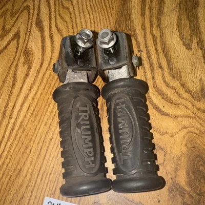 Triumph SpeedMaster 2011 fabricante original estriberas de pasajero diestro T2081043 T2081044 Foto 1 de 4