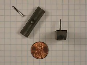 KV #2407 SCHIEBETÜR SCHNURGLEITER, NYLON, 1-3/8 ZOLL LANG, 3/8 ZOLL BREIT, MIT NAGEL - Bild 1 von 1