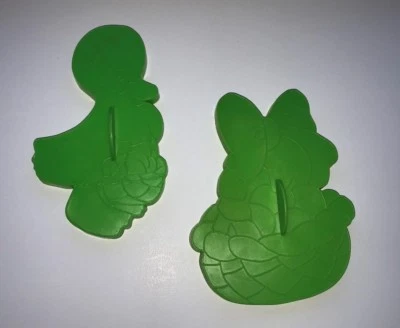 Antiguo cortadores de galletas para hornear de plástico verde Wilton 1978 mango de cesta de resorte de pollito Foto 1 de 3