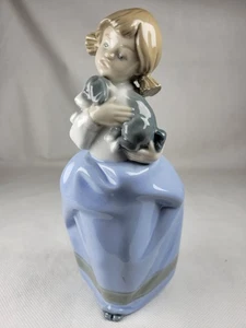Nao Lladro Figurine Girl Holding Dog Porcelain Vintage 1987 18.5cm High Rare - Picture 1 of 10