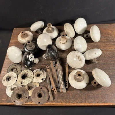 Lote de pomos de puerta antiguos de colección (17) piezas de porcelana blanco y negro salvamento arquitectónico Foto 1 de 4