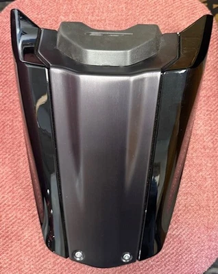 Оригинальный запасной капот для заднего сиденья пассажира Honda CB1000R 18-23 77410-MKJ-D100 - Изображение 1 из 4