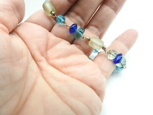 Brazalete vintage de 8 pulgadas de metal tono plata con cuentas de vidrio esmerilado azul blanco - Imagen 1 de 3