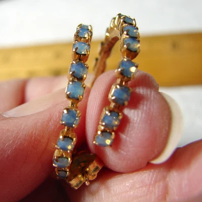 PENDIENTES perforados con aro tono dorado con conjunto de canales ópalos sintéticos azules nuevos sin etiquetas G48 Foto 1 de 4