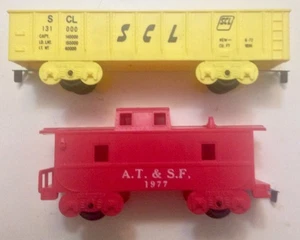 MARX O SCALE PLASTIC RED CABOOSE 1977 & YELLOW SCL GONDOLA 131000 - Picture 1 of 7