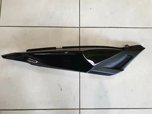 GENUINA YAMAHA YZF-R15 VERSIÓN 1 2011-2012 CUBIERTA LATERAL NEGRA 20P-F1741-00-P1 NOS - Imagen 1 de 4