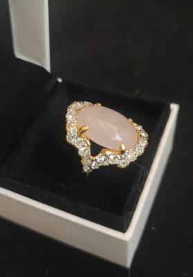 Anillo de cóctel tono dorado con piedra de cabachón rosa grande y pedrería - talla 6,5 Foto 1 de 4