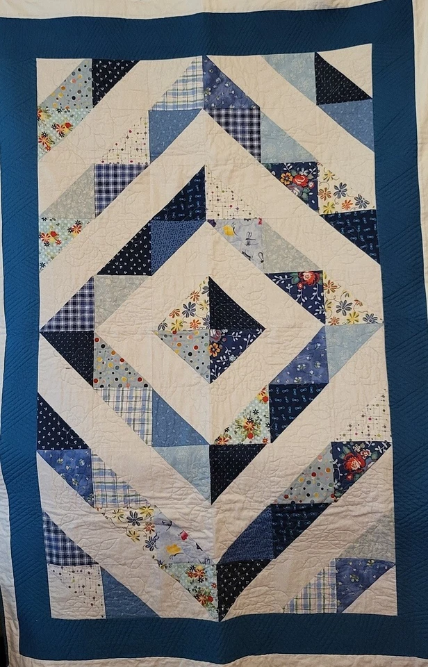  Edredón hecho a mano con tema Caballo Mecedor, colores blanco/azul, formas de diamante. Foto 1 de 3