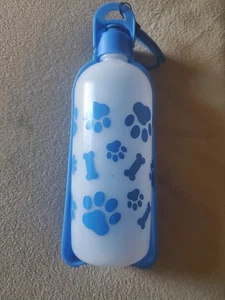 Top Paw Tragbare Hunde Trinkflasche Tragegurt in der Hand am Rucksack - Bild 1 von 7