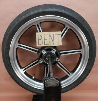 Llanta delantera Triumph Bonneville T100 2009-2016 Metzeler 110/70 R17 doblada Foto 1 de 4