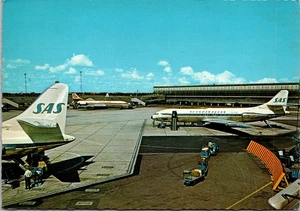 Kopenhagen Die Flughafen Flugzeuge angedockt zum Verladen Postkarte - Bild 1 von 2