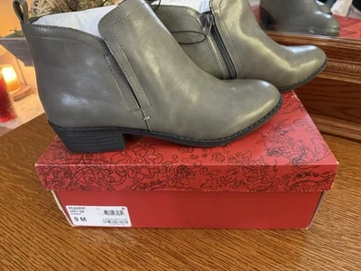 Botas de tacón de tobillo con cremallera de cuero sintético gris 'Cadee' de American Rag para mujer TALLA 9M Foto 1 de 2