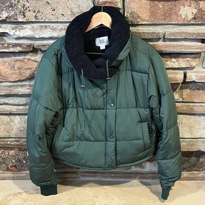 BDG Marlow dunkelgrüne Steppjacke mit schwarzem Sherpa-Futter - Bild 1 von 8
