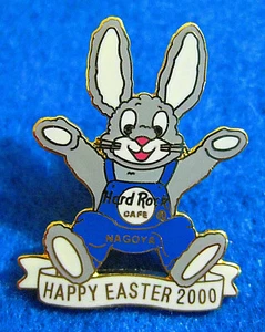 NAGOYA EASTER RABBIT BUNNY 2000 BLUE OVERALLS PAWS UP Hard Rock Cafe PIN LE - Picture 1 of 1