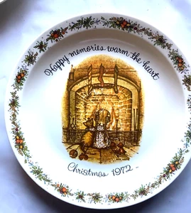 HTF Holly Hobby Christmas 1972 Memorial 10" Plate Fireplace Hearth Dog Cat - Picture 1 of 4