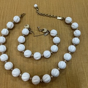 Vintage MONET weiße Kunststoff Perlen HALSKETTE mit ARMBAND - Bild 1 von 4