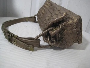Mini bolso de hombro tejido de cuero dorado apagado Bottega Veneta - Imagen 1 de 20