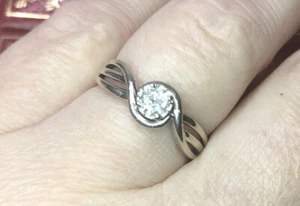 Anello di fidanzamento solitario rotondo tenuta di nozze oro bianco 10k 1/4Ct diamante SI 7 - Foto 1 di 11