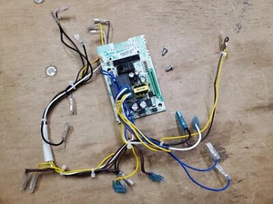 Placa de control y arnés de cableado para horno microondas Midea EMXAUXX-02-K, EM720CB7 - Imagen 1 de 7