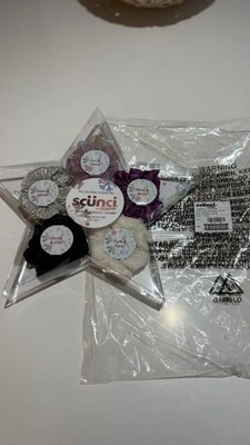 Scunci Scrunchie Set Caja de Regalo de Vacaciones 5 Piezas Accesorios para el Cabello Nuevo Foto 1 de 4