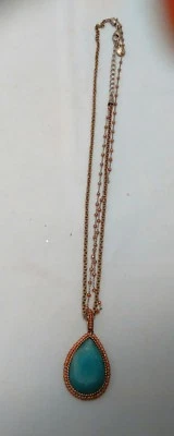 COLLAR MULTICADENA Y PIEDRA DESCONOCIDA VERDE FIRMADO POR LIZ CLAIBORNE  Foto 1 de 2