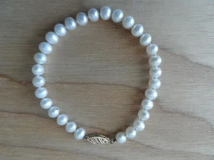 14K Yellow Gold Clasp Single strand white Pearl Bracelet 7" long - Picture 1 of 7