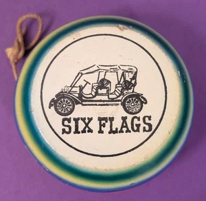 Yo Yo Yo de madera vintage seis banderas - hecho en Japón - juguete de recuerdo de parque de atracciones - Imagen 1 de 10
