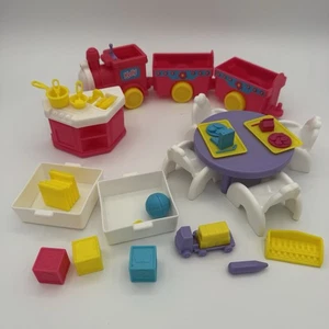 1996 Barbie Kelly Kindergarten Kita Spielset Zug Stühle Tisch UNVOLLSTÄNDIG - Bild 1 von 7