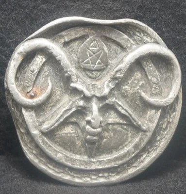 XD15173 MUY COOL VINTAGE 2000 *SÍMBOLOS SATÁNICOS Y CABRA* PELTRE HEBILLA DE CINTURÓN PARA HOMBRE Foto 1 de 2